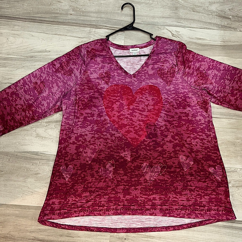 Avenue V-neck Hearts Top